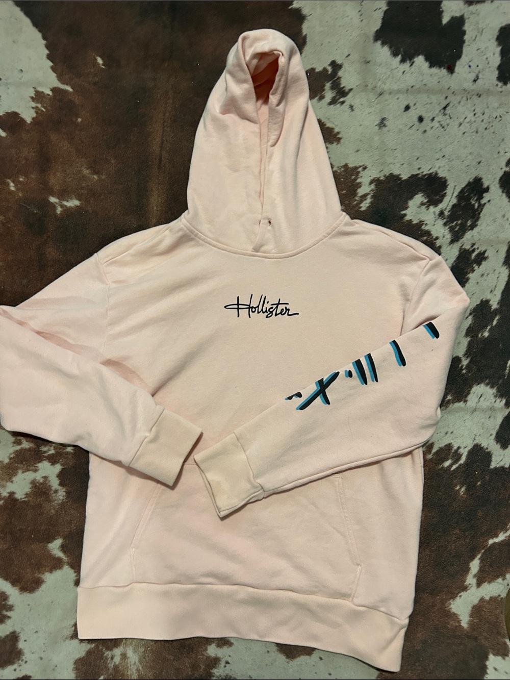 Hollister Men's Light Pink Pullover Hoodie with Sleeve Script
